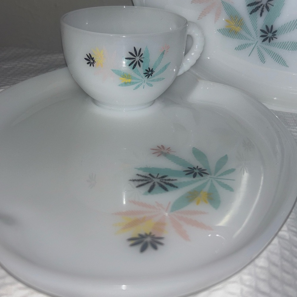 Set Of 2 Federal Atomic Flower Milk Glass Patio Snack Vintage Mid-Century Modern - Picture 3 of 3